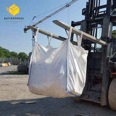 Big Bag BATIEXPRESS, équipement de chantier, également appelé conteneur souple ou sac à gravats, permettant de transporter et de stocker des matériaux pour les travaux publics et les déchets de chantier 